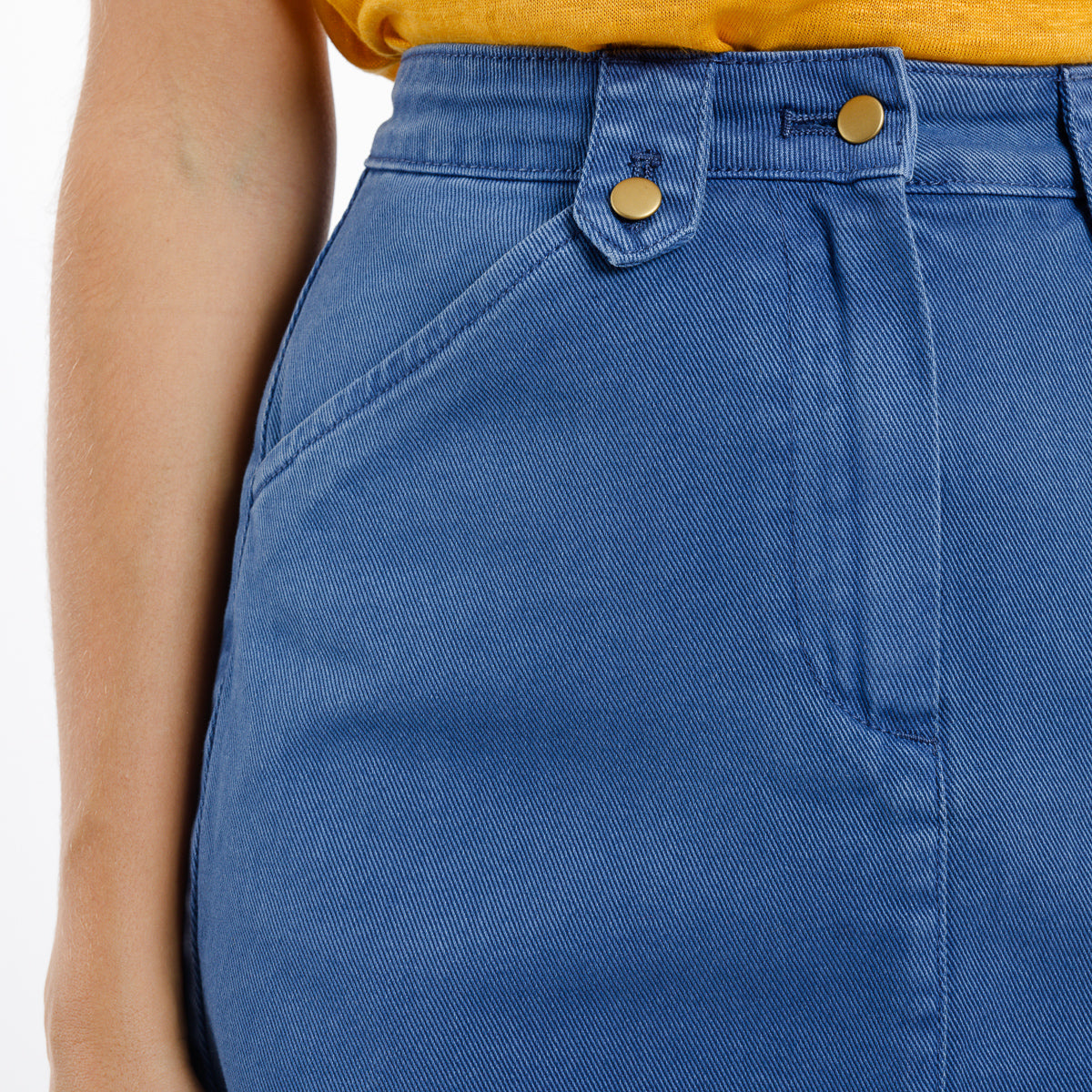 Zoom passant pointu et poche en biais de la jupe Ellynn Bleu
