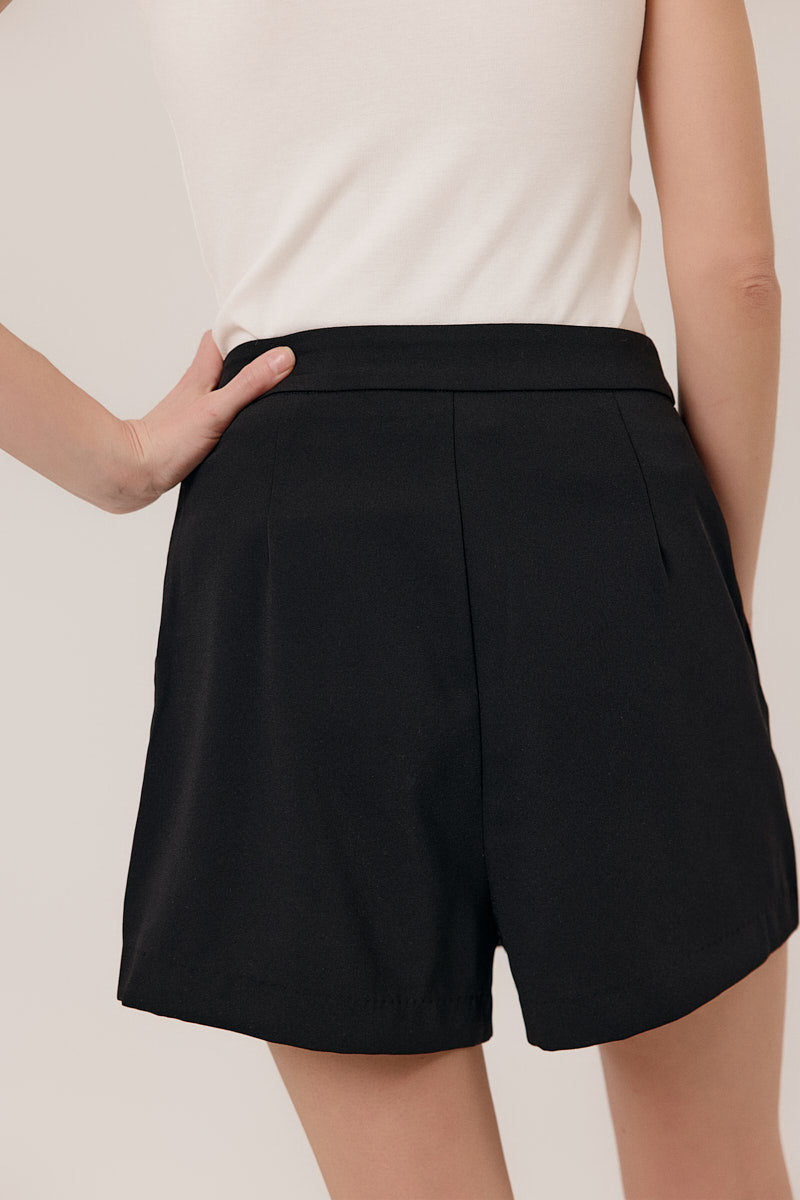 Jupe-short noire  ELLI, vue de dos, coupe structurée et tombé élégant de chez Artlove