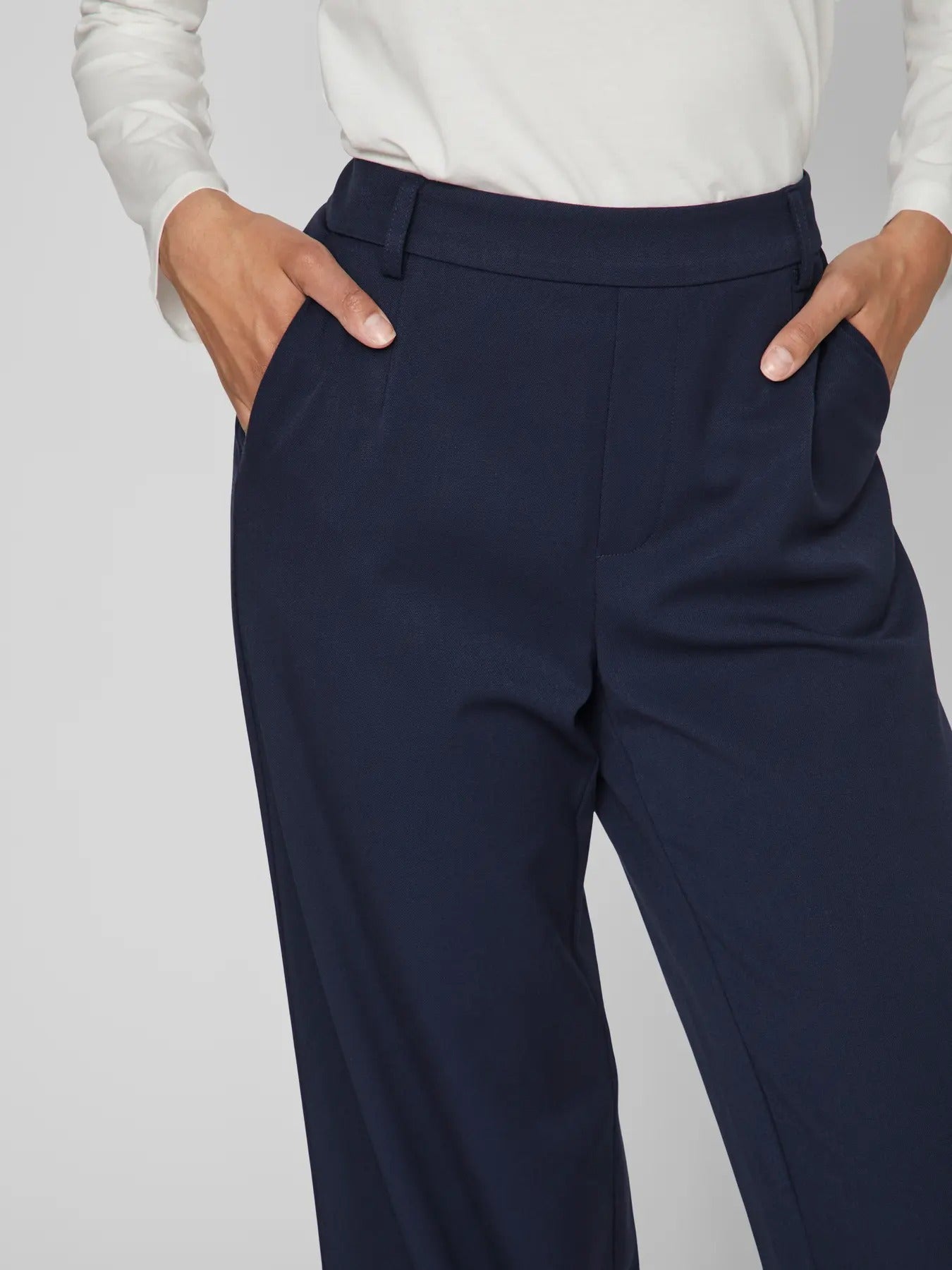 Zoom du devant du pantalon VIVARONE marine, matière en twill structurée et confortable de Vila