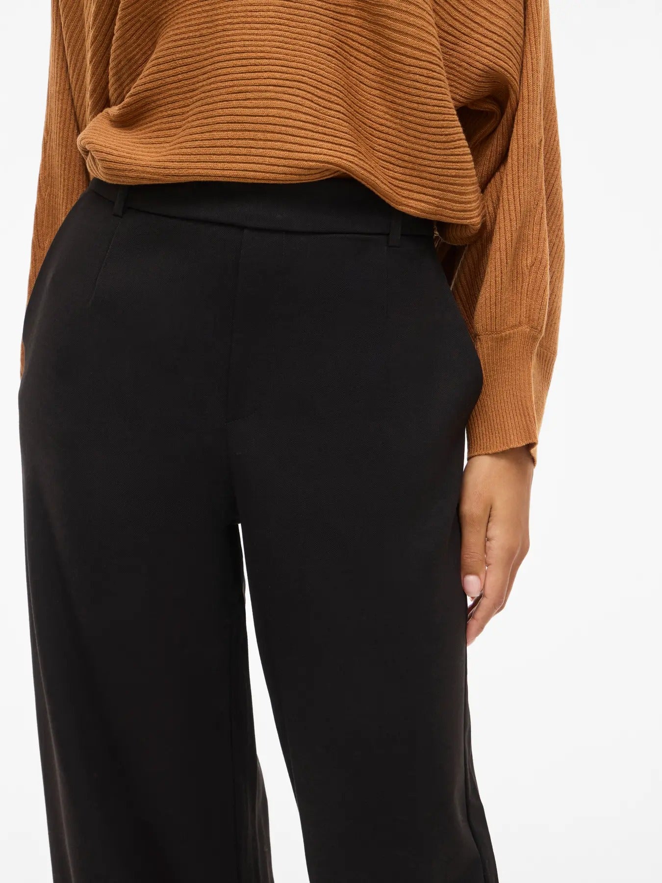 Détail du devant du pantalon de ville noir VIVARONE, taille confortable, jambe large bien tenue et tombé fluide jusqu’en bas de la jambe grace au Twill de Vila