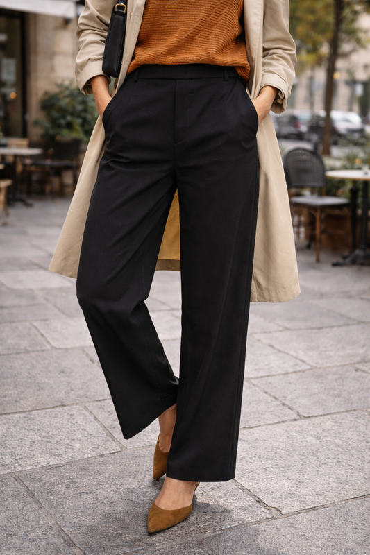 Pantalon large noir porté de face, coupe droite à jambe large, devant plat sans plis, ligne nette et silhouette fluide VIVARONE de Vila