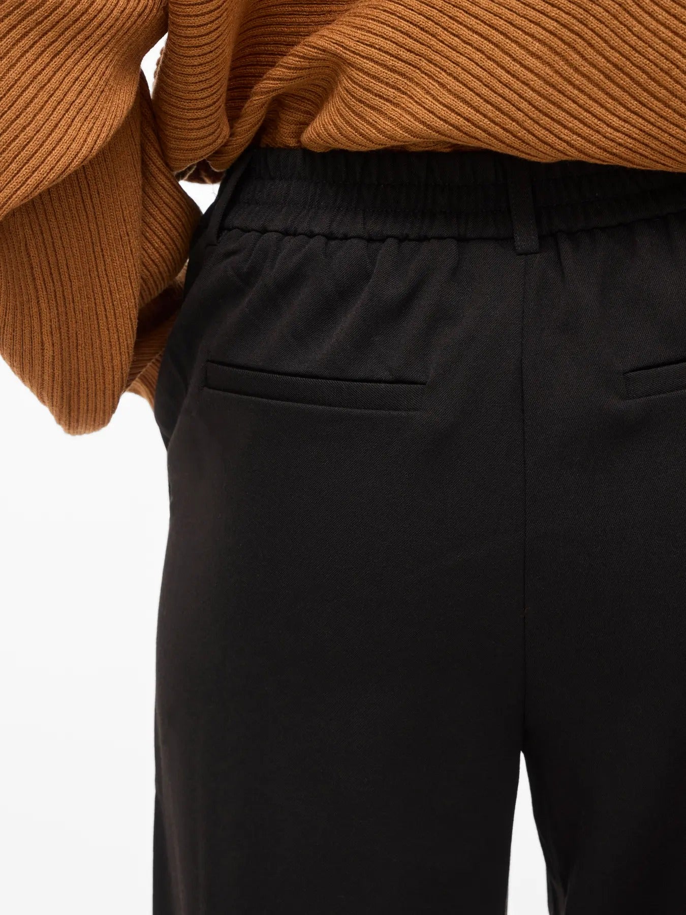Zoom sur les poches du dos pantalon droit et large en twill noir VIVARONE de  Vila