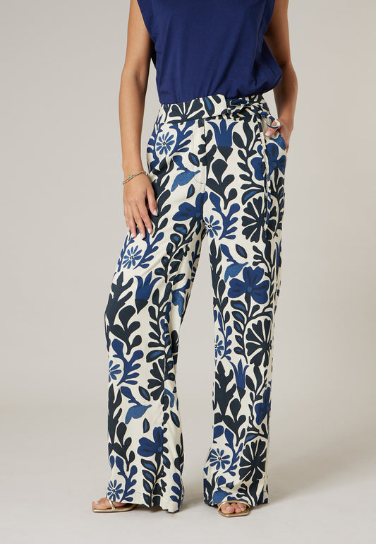 Pantalon large VAHLINA, imprimé bleu et écru porté avec un top marine, vue de Face, de DEELUXE