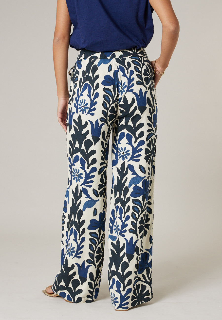 Pantalon large imprimé bleu et écru VAHLINA, vue de dos, coupe fluide et jambe large, de DEELUXE