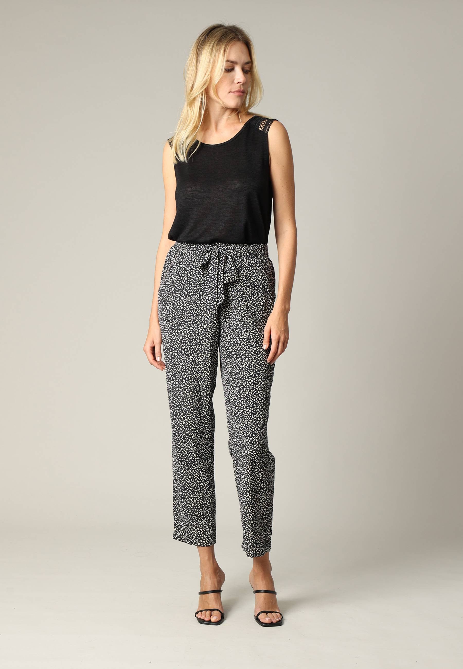 Look porté de ce pantalon d'été léger et fluide EDILINE de Deeluxe