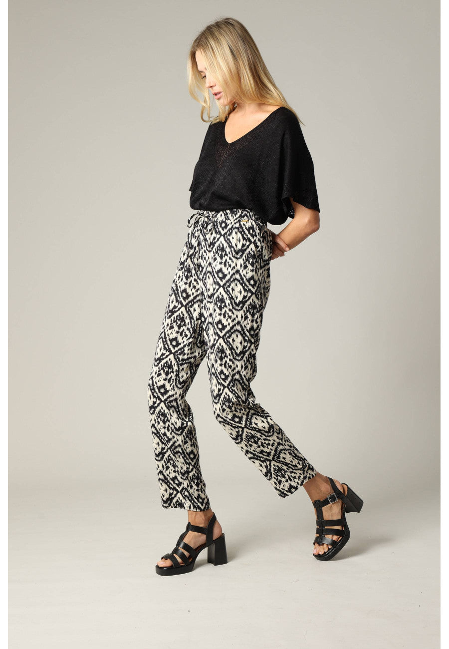look porté du pantalon léger print noir et beige MANOLA de Deeluxe