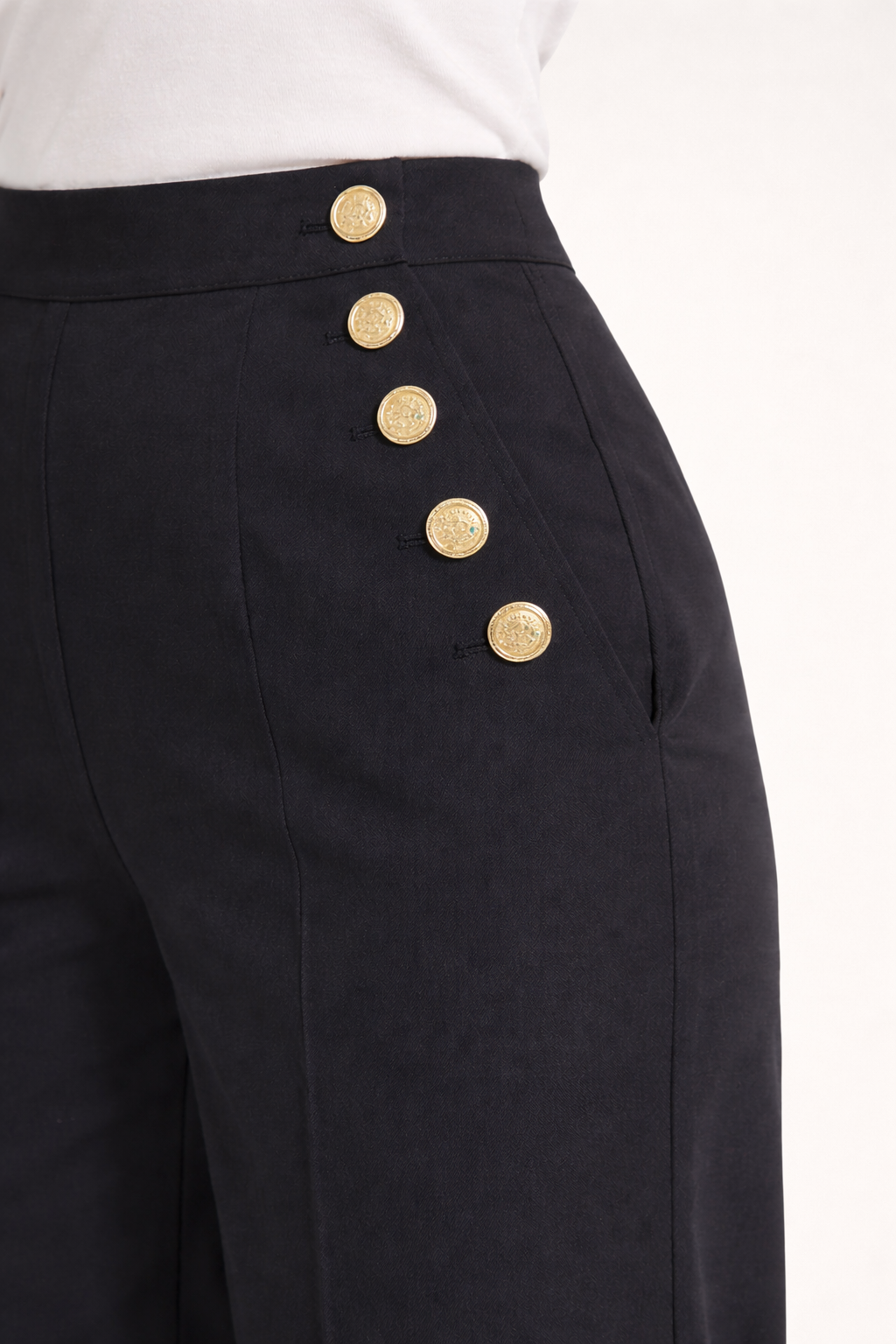 Détail des boutons dorés du pantalon noir MARINEA, inspiration vestiaire marin de chez MAJOLICA