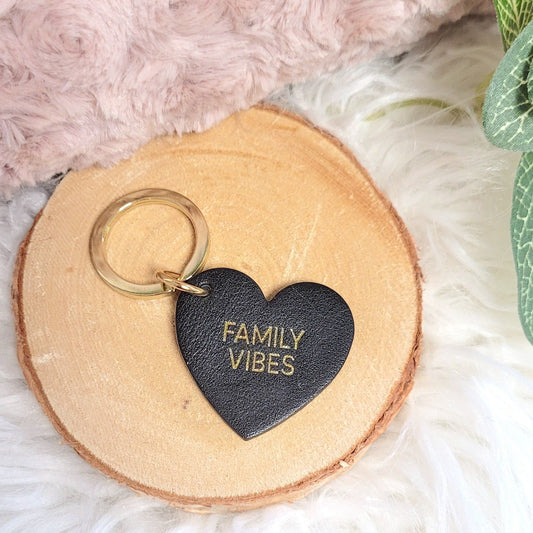 Porte-clef_en forme de coeur cuir inscription Family Vibes Les Cleias