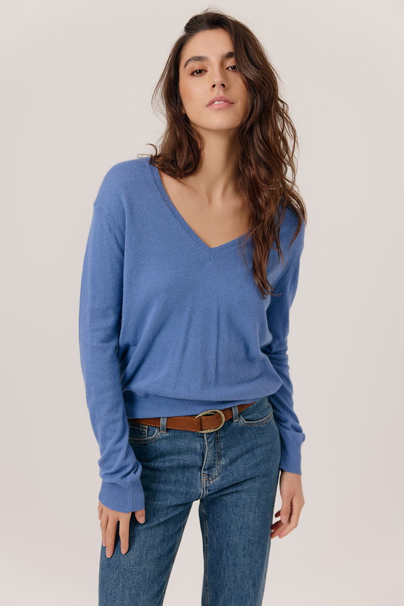 Pull Eden bleu doux porté par une femme, maille fine et coupe confortable, silhouette naturelle de Artlove