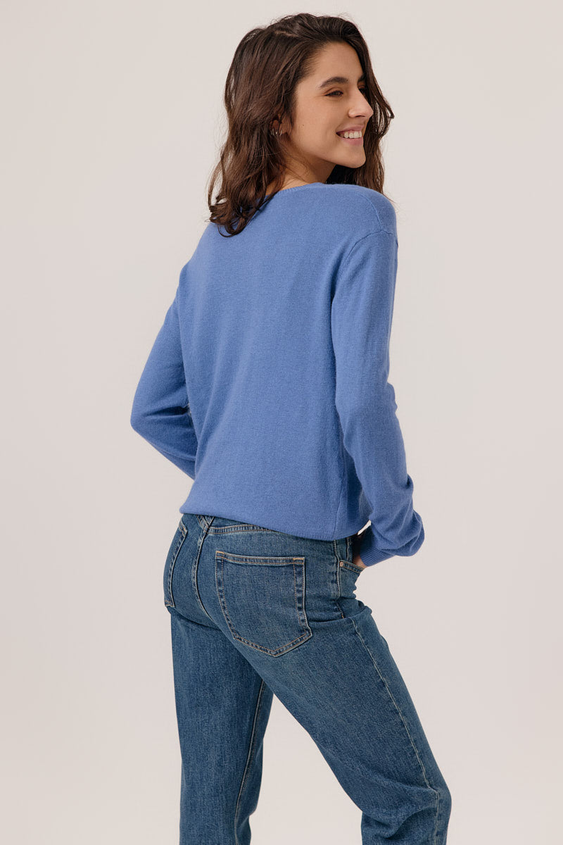 Pull Eden bleu doux vu de dos, porté avec un jean,coupe droite et finitions soignées de Artlove