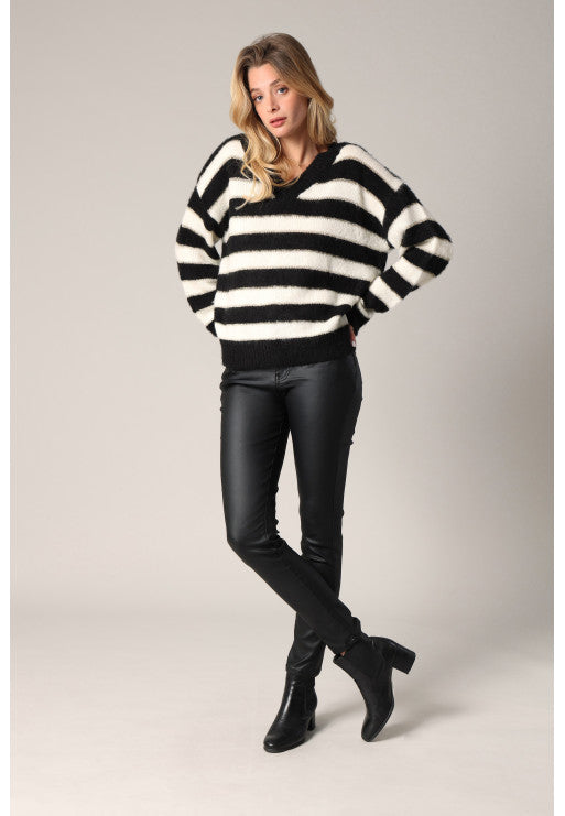 Look porté du Pull rayé noir et crème avec encolure en V, style casual chic facile à porter au quotidien MARCIANE de DEELUXE