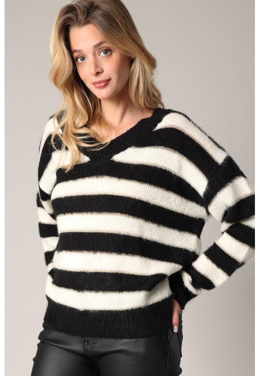 Pull rayé noir et crème porté avec un pantalon en toile enduite silhouette simple et affirmée MARCIANE de DEELUXE