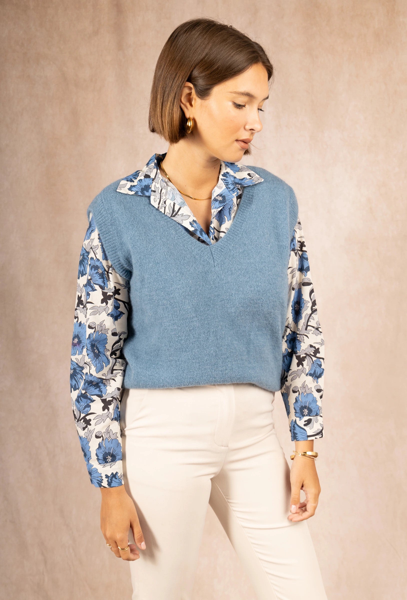 Pull sans manches col V, bleu, LOU porté sur une chemise col ouvert, coupe fluide en baby alpaga, silhouette naturelle et décontractée de MAELYS