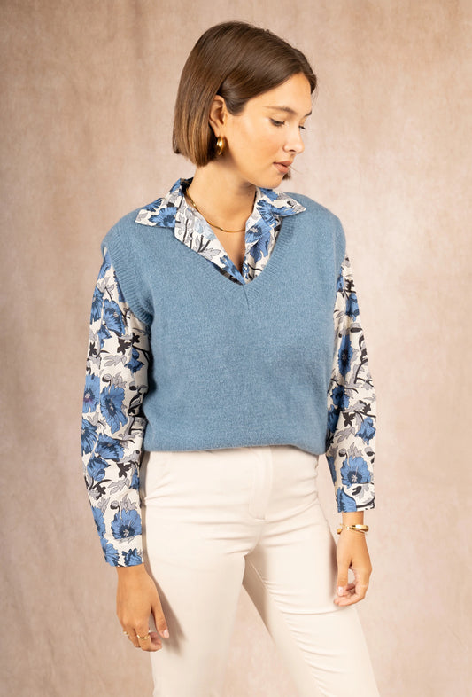 Pull sans manches col V, bleu, LOU porté sur une chemise col ouvert, coupe fluide en baby alpaga, silhouette naturelle et décontractée de MAELYS