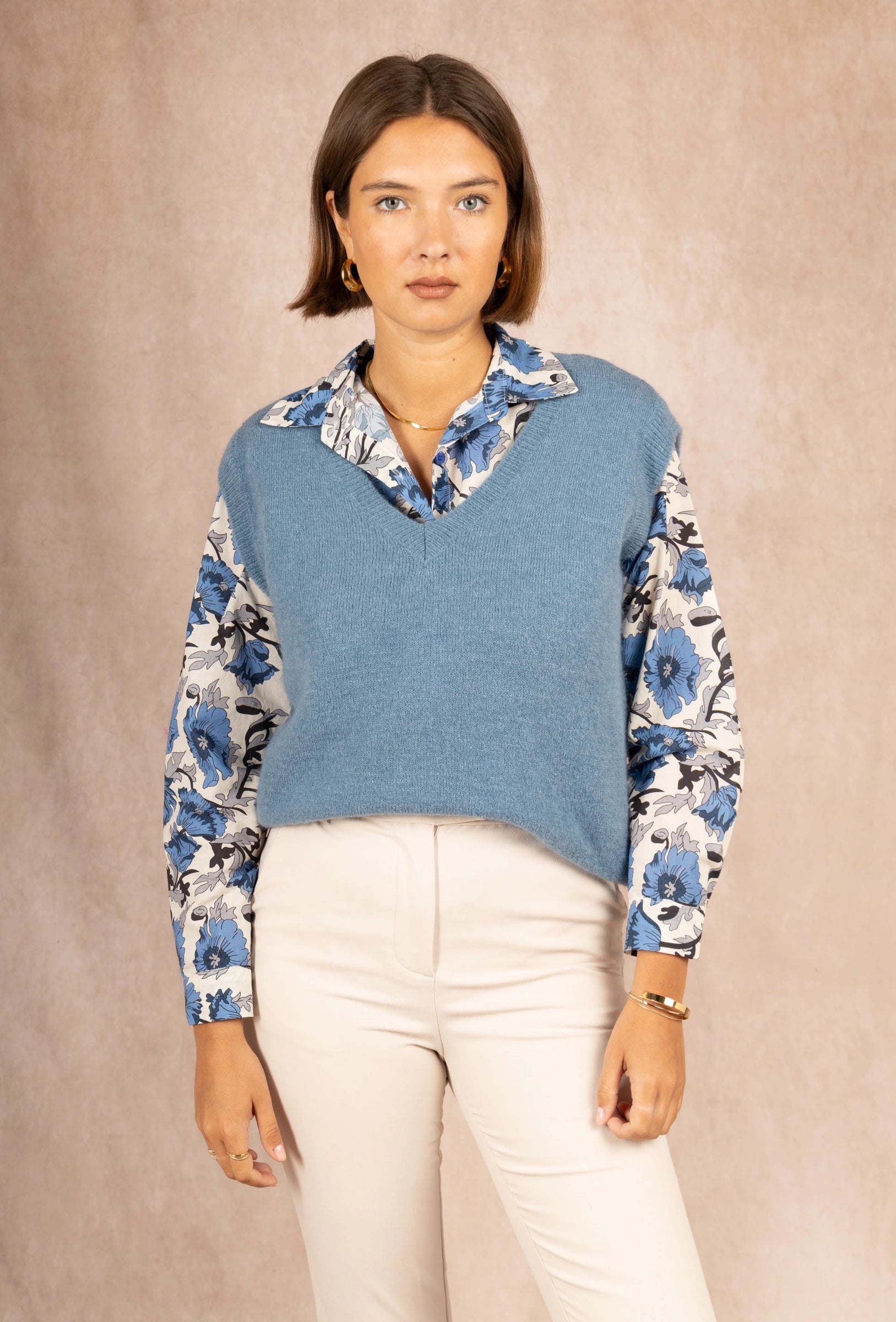 Pull col V sans manches bleu LOU en baby alpaga, maille douce non grattante, porté sur blouse fine de MAELYS