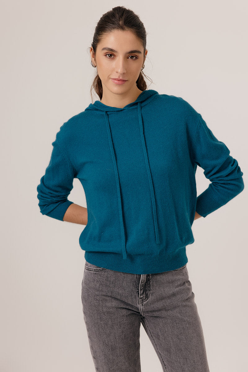 Jolie silhouette du Pull à capuche féminin couleur canard, maille douce avec angora et laine, vue de face CHADIA