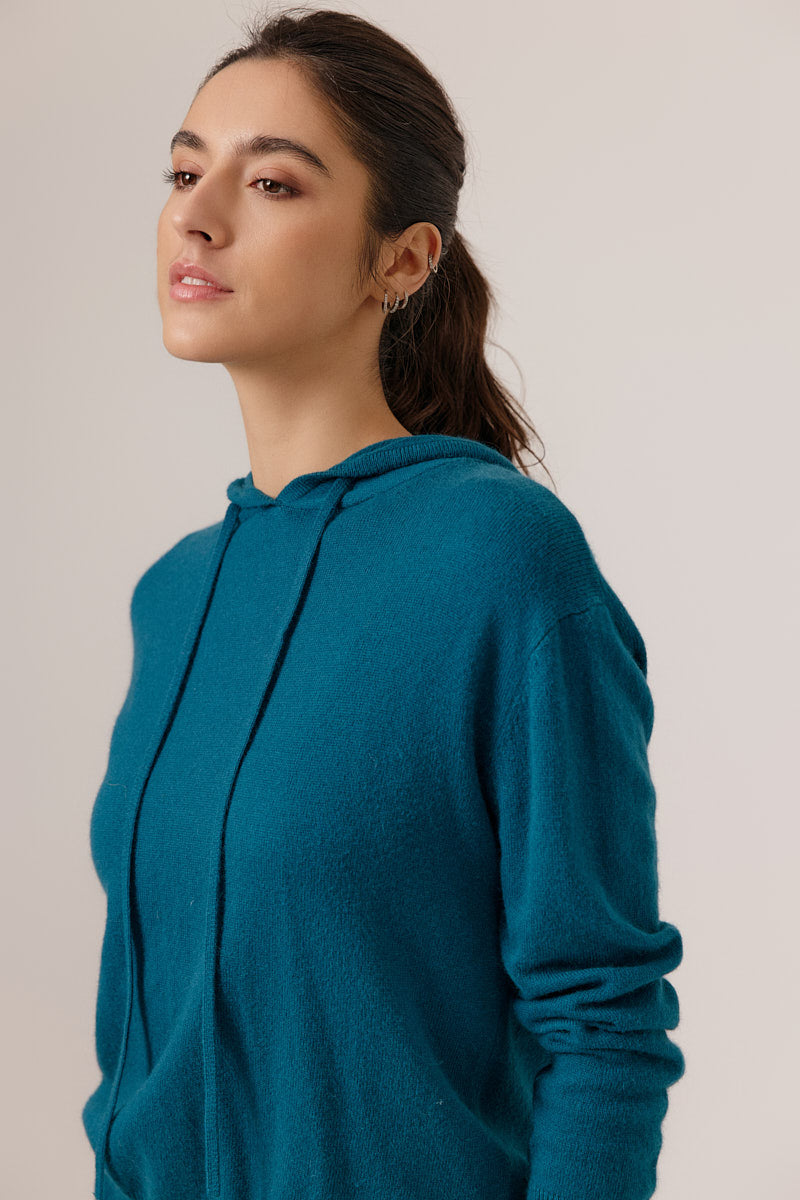 Pull à capuche CHADIA pour femme couleur canard en maille fine, coupe moderne et cordons ajustables, porté de face de Artlove