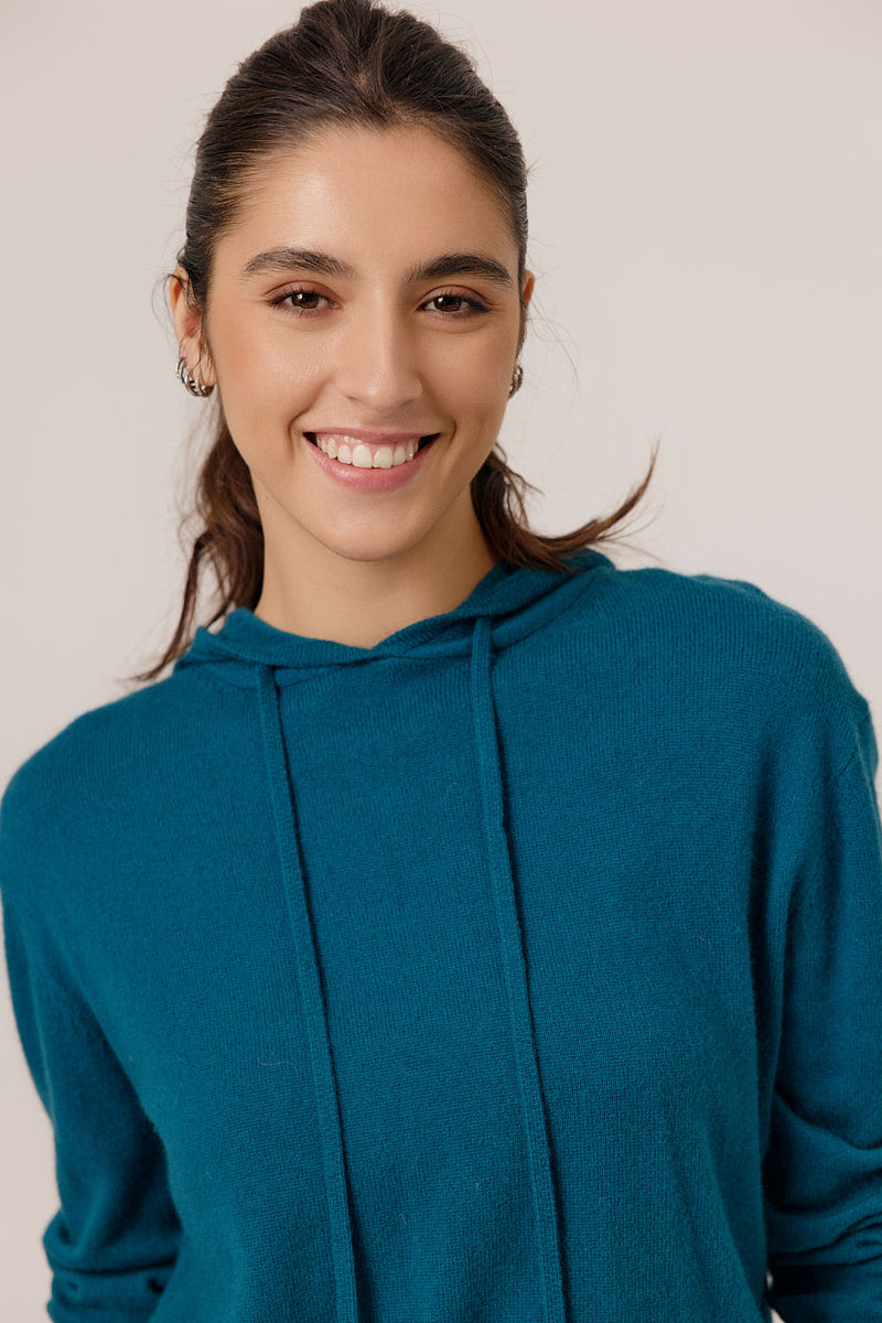 Vue de plus pres du pull à capuche feminin CHADIA couleur canard, maille fine chic, style casual élégant de Artlove