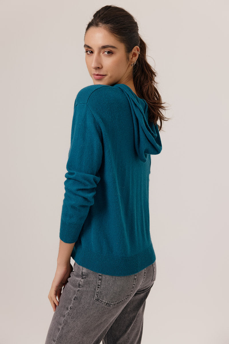 Pull à capuche CHADIA couleur canard vue de  profil dos, capuche structurée et maille fine confortable de chez Artlove