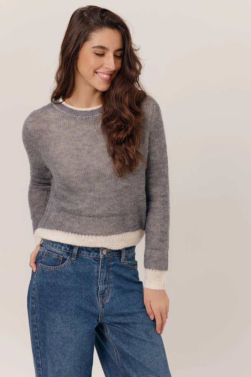 Pull gris ALISON, coupe courte porté avec un jean taille haute, look chic et facile au quotidien de chez Artlove