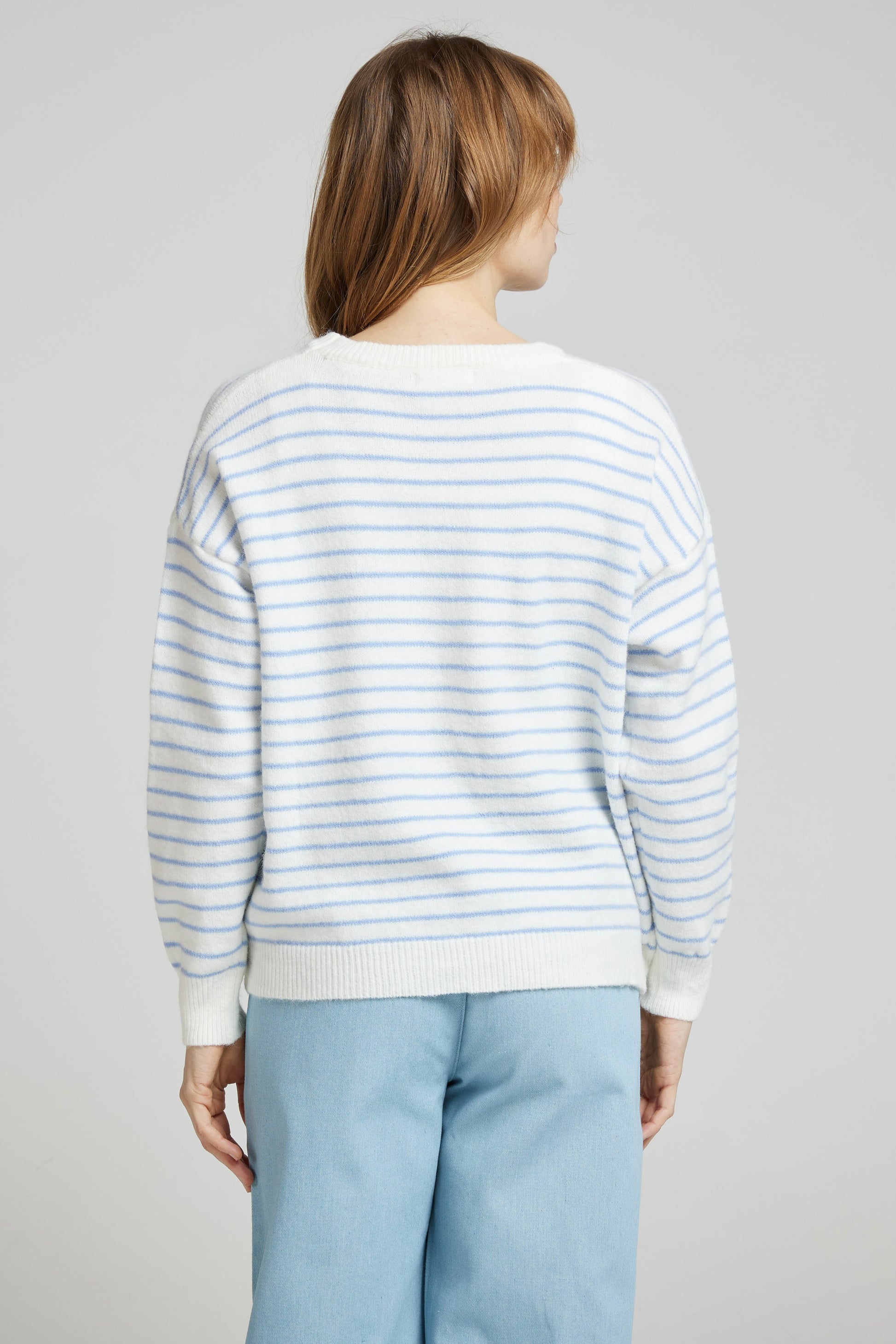 Pull crème GAUTHIER à rayures ciel, vu de dos, coupe droite et finitions en bord-côte, porté avec un pantalon bleu clair de Andy & Lucy