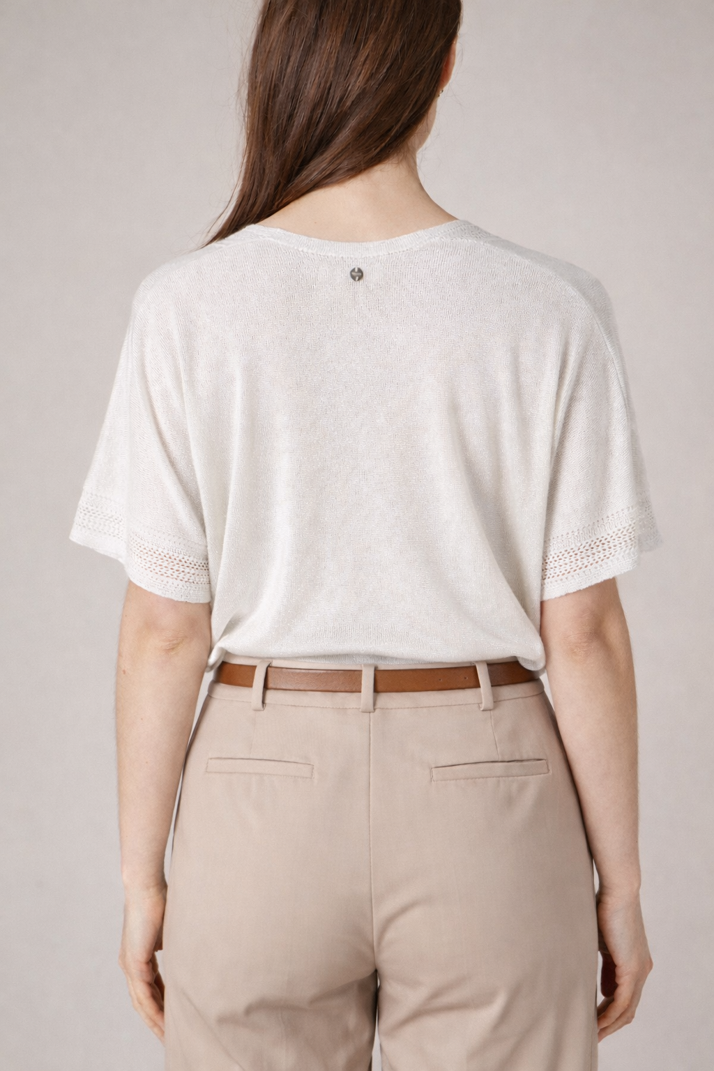 Dos du pull blanc légèrement irisé MARLYNE, maille lumineuse et coupe fluide qui évite l’effet uniforme de chez Deeluxe