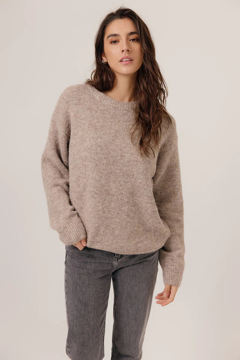 Pull femme taupe en maille bouclée porté de face, silhouette complète et coupe droite au tombé naturel ANNEKATRIN de Artlove
