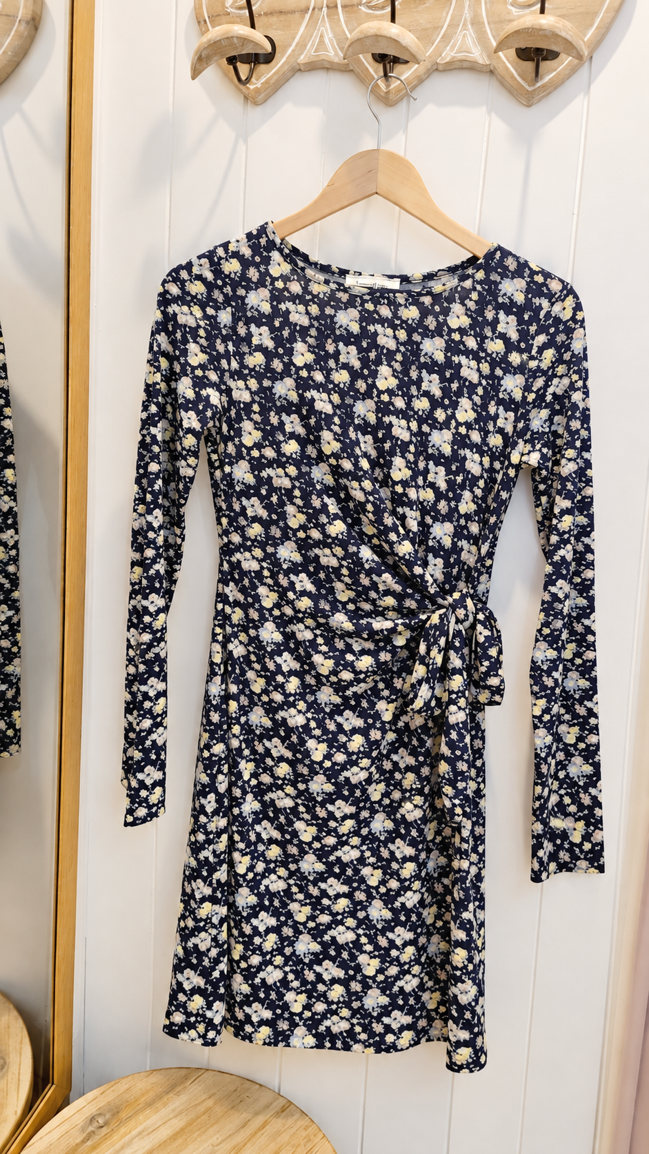 Robe courte fleurie marine IRIS sur cintre avec nouage drapé sur le côté de In April 1986