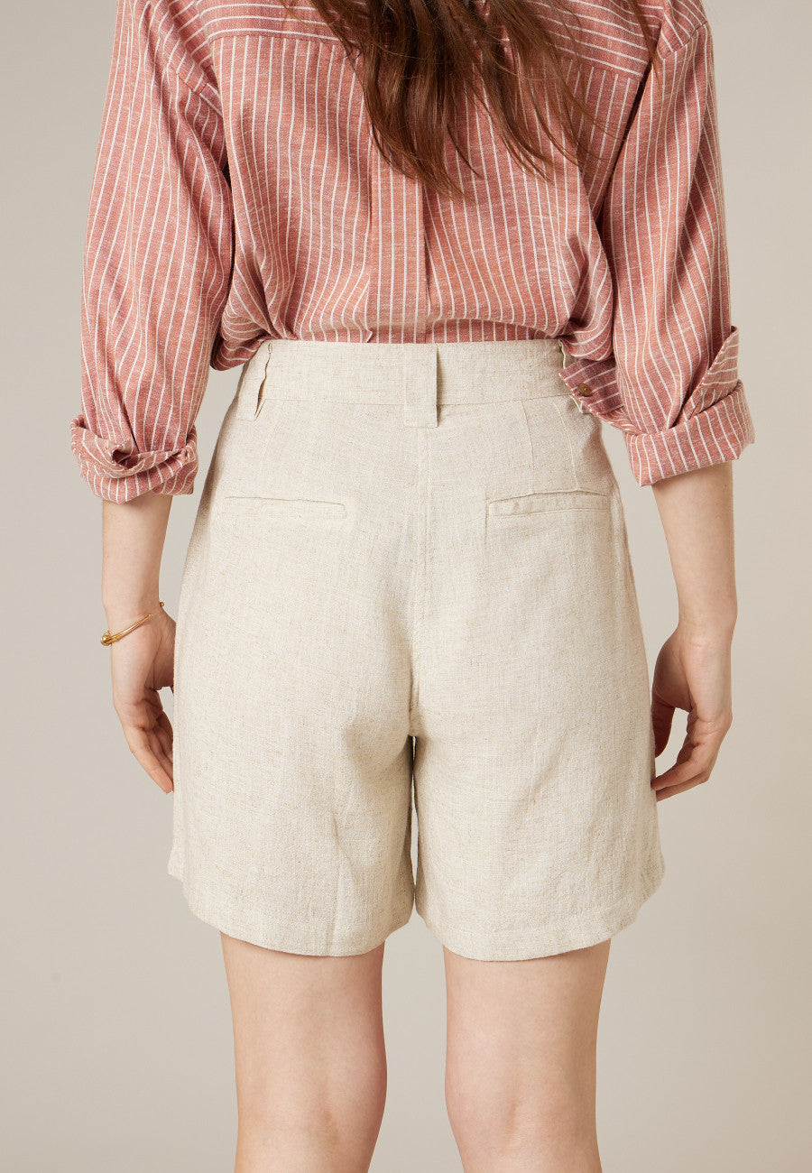 Vue de dos du short JUNON, écru taille haute en mélange lin et viscose avec tombé fluide de DEELUXE