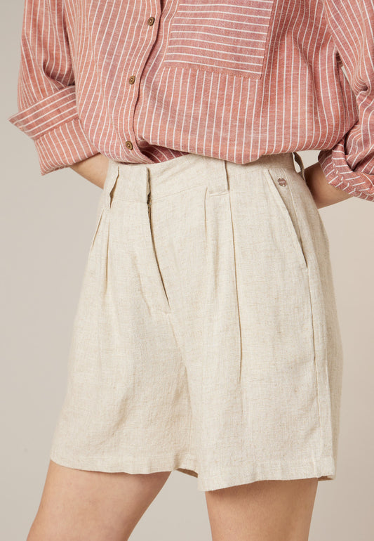 Short écru JUNON taille haute, vu de devant avec plis marqués, poches italiennes et coupe évasée fluide de DEELUXE