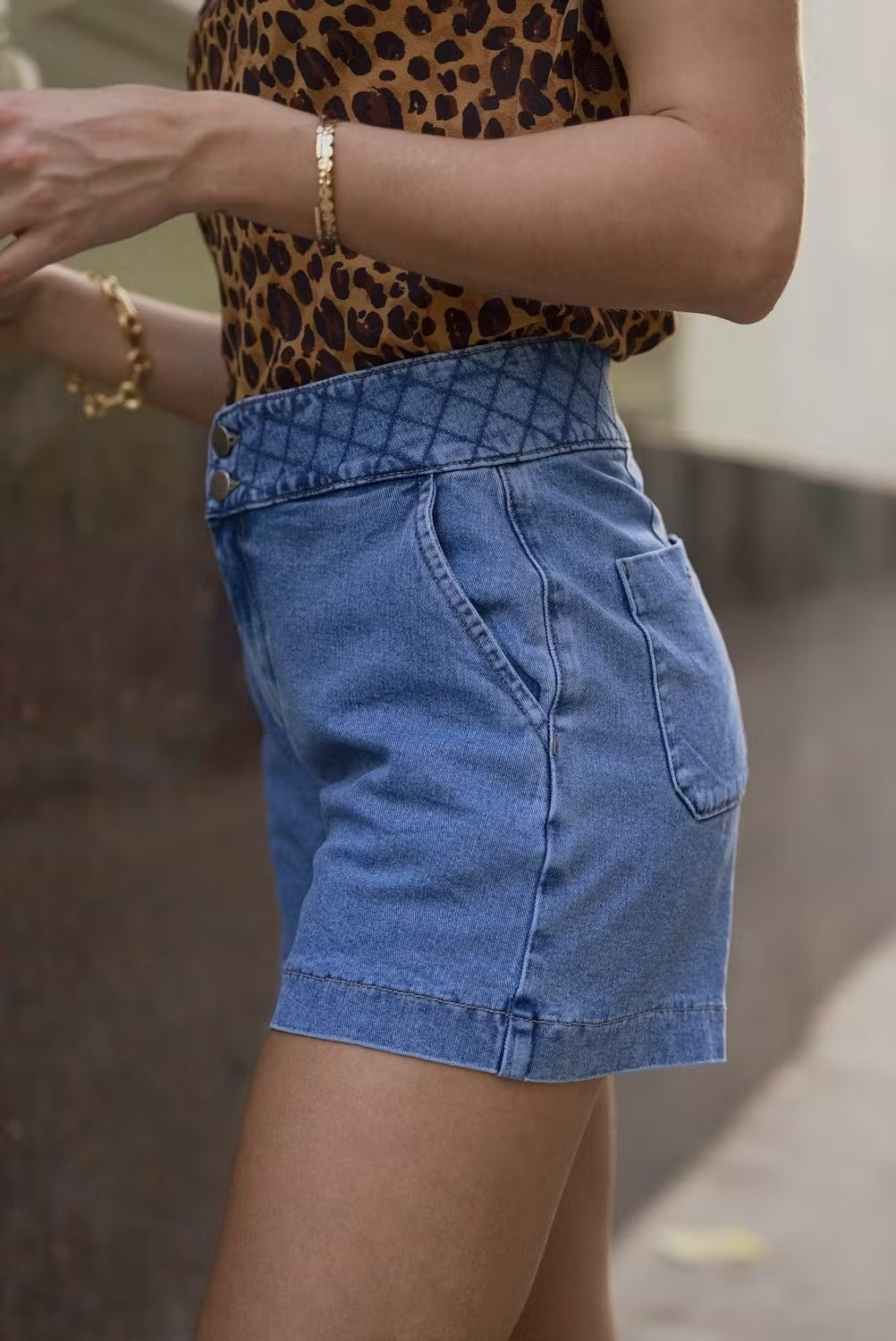 Dos de profil avec poches italiennes du short Taille haute en jean Shauna de Oraije