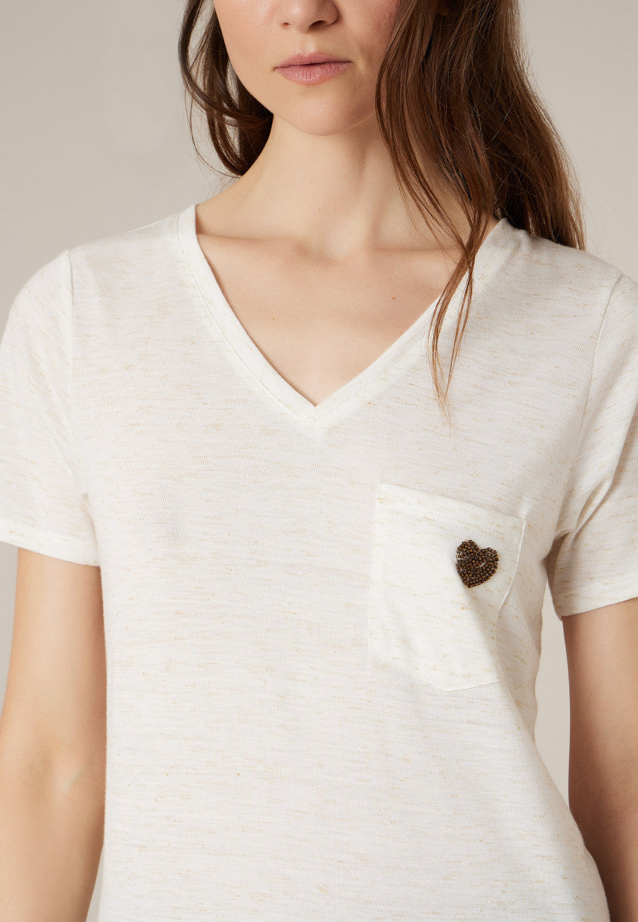 Détail cœur brodé style rock sur poche poitrine t-shirt KELLIE col V natural melangé de chez Deeluxe