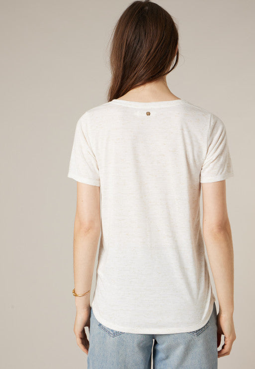 Vue du dos du Tee-shirt femme  KELLIE beige miel coupe fluide et tombé naturel de Deeluxe