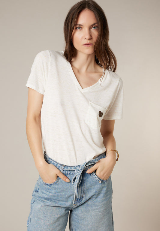 T-shirt femme KELLIE beige miel  d'été avec poche poitrine et cœur brodé, coupe droite flatteuse de Deeluxe