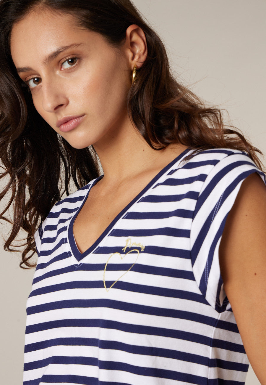 Détail du t-shirt marinière avec cœur brodé sur la poitrine, VAMIKA Navy de Deeluxe