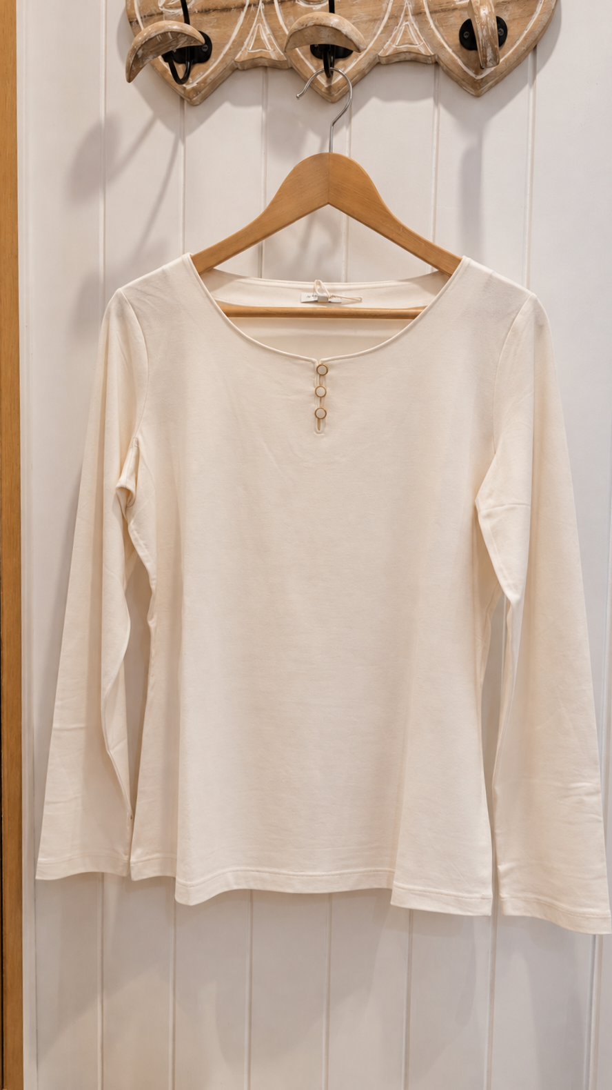 Top femme 1053145 écru à manches longues, coupe ajustée et encolure dégagée avec trois boutons dorés de chez TOM TAILOR