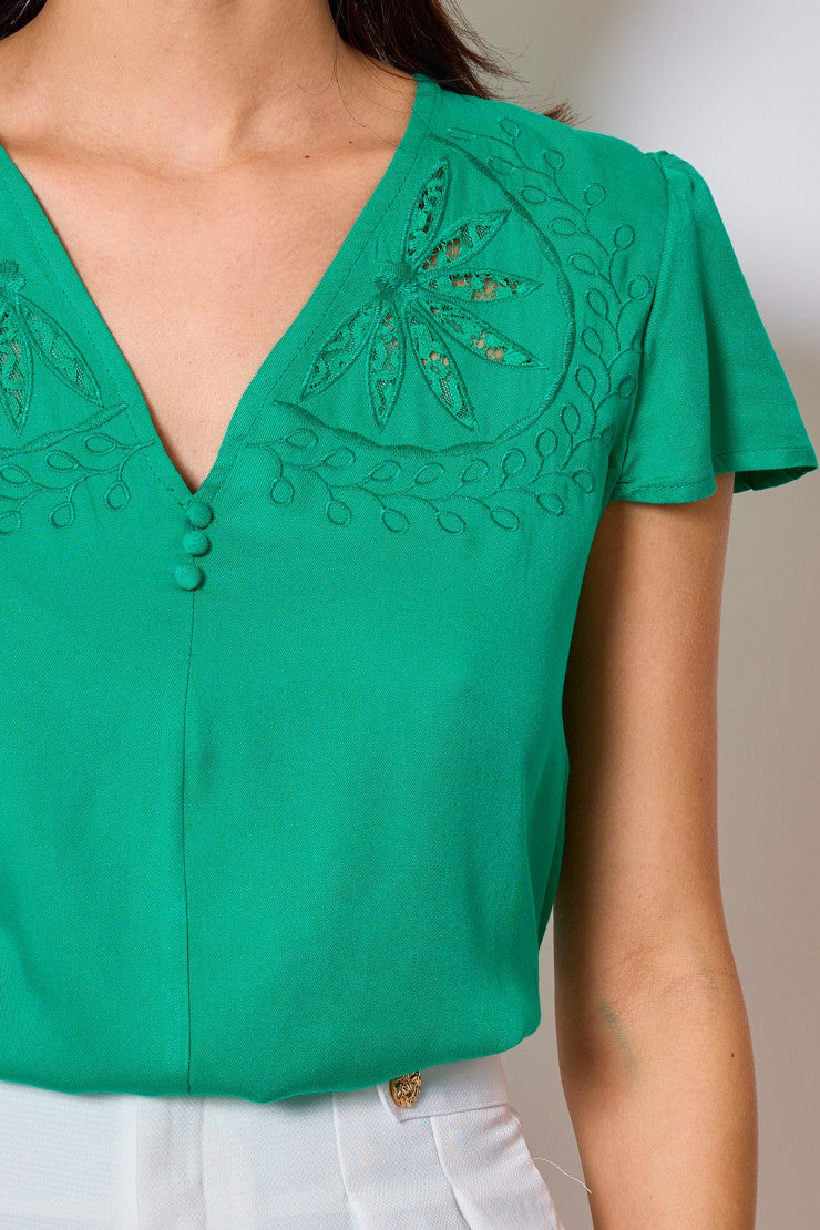 Zoom sur la broderie et dentelle de la blouse BILOBA vert emeraude de Lovie and Co