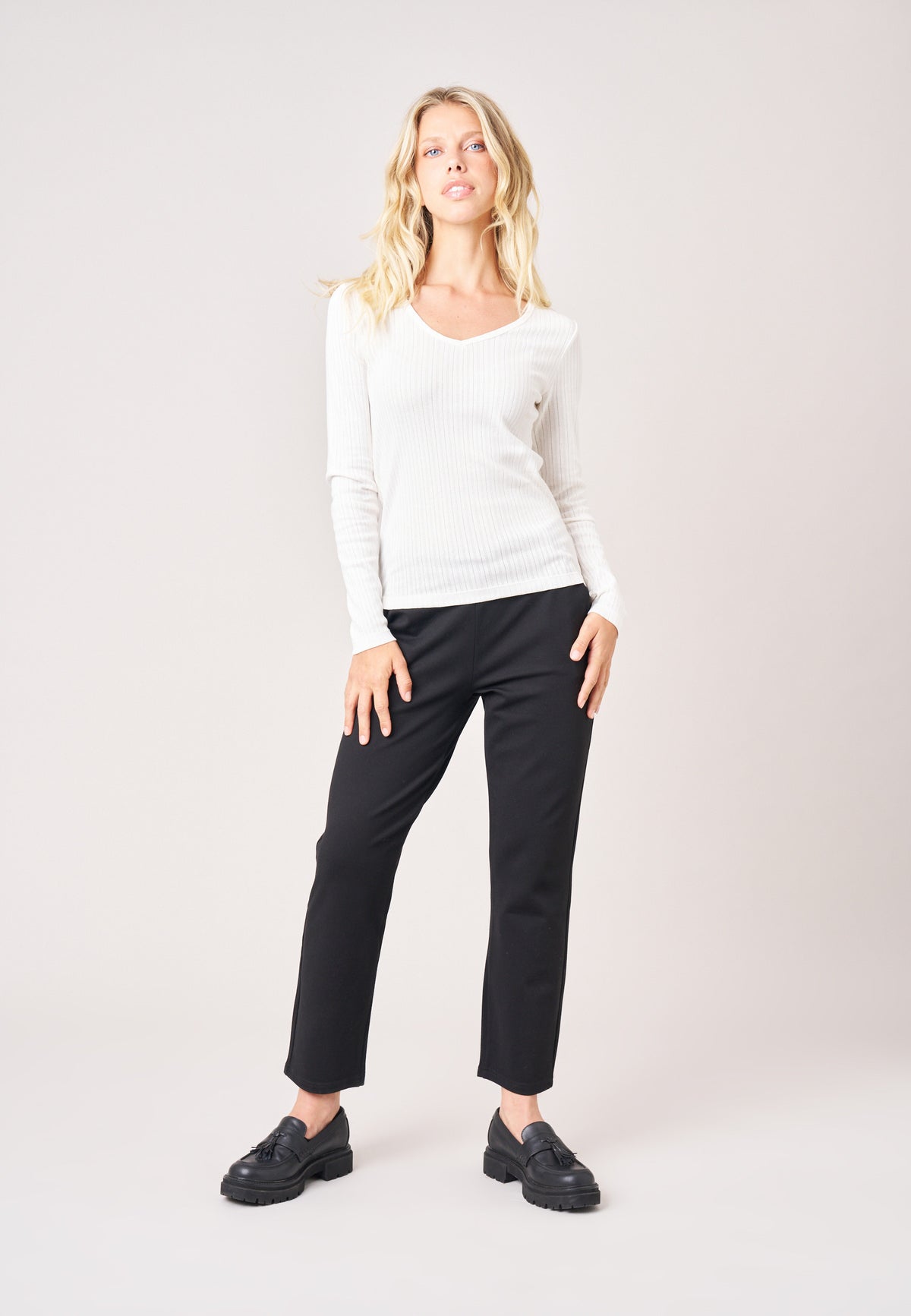 Tee-shirt femme blanc à manches longues PAULANA Deeluxe porté avec pantalon noir