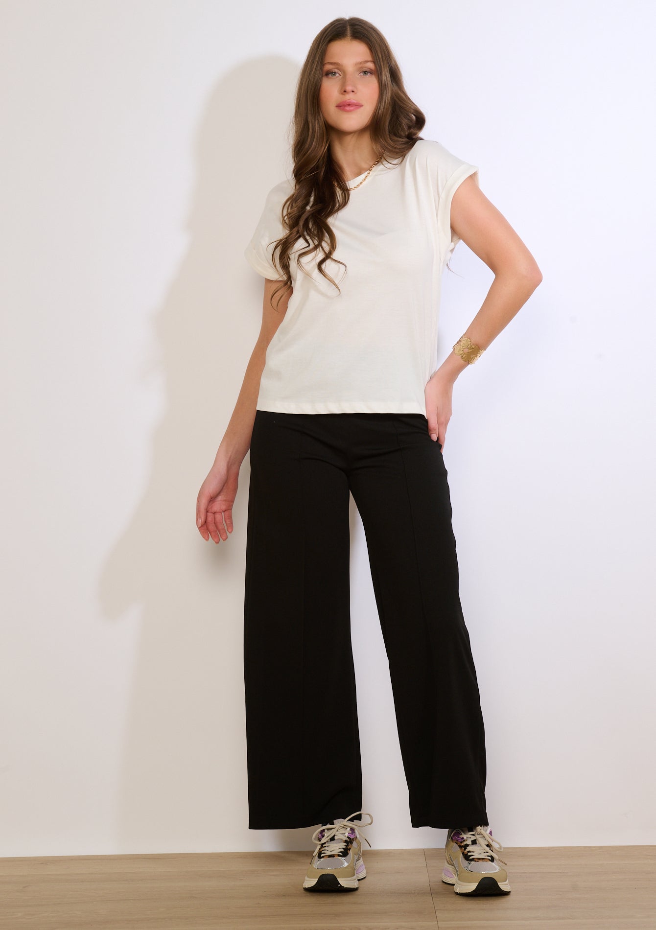 Look porté du T-shirt fluide femme blanc cassé avec un pantalon noir Lolaliza