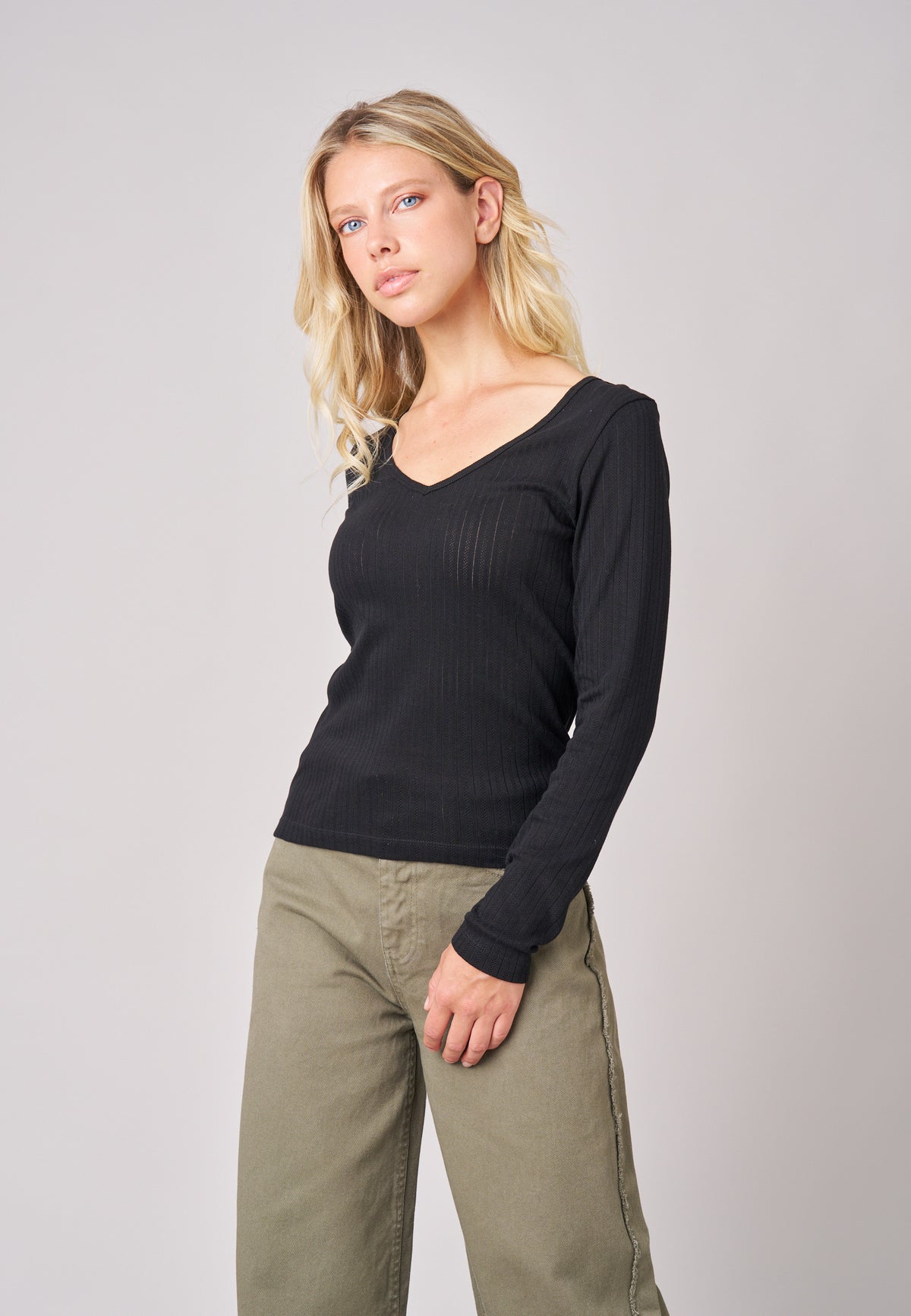 Tee-shirt noir femme en maille pointelle porté avec pantalon kaki,  PAULANA Deeluxe