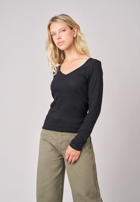 Tee-shirt noir femme en maille pointelle porté avec pantalon kaki,  PAULANA Deeluxe
