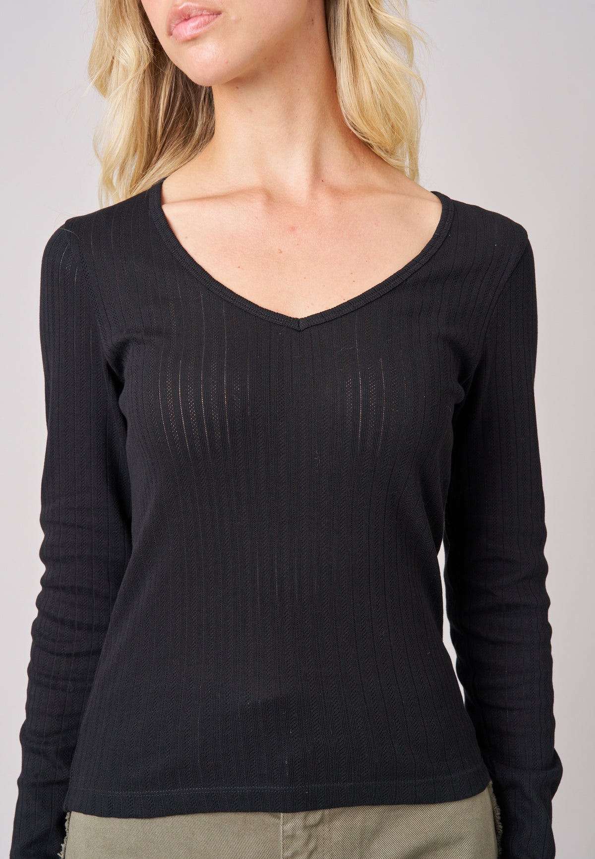 T-shirt noir femme PAULANA en coton pointelle, vue portée de face, de Deeluxe