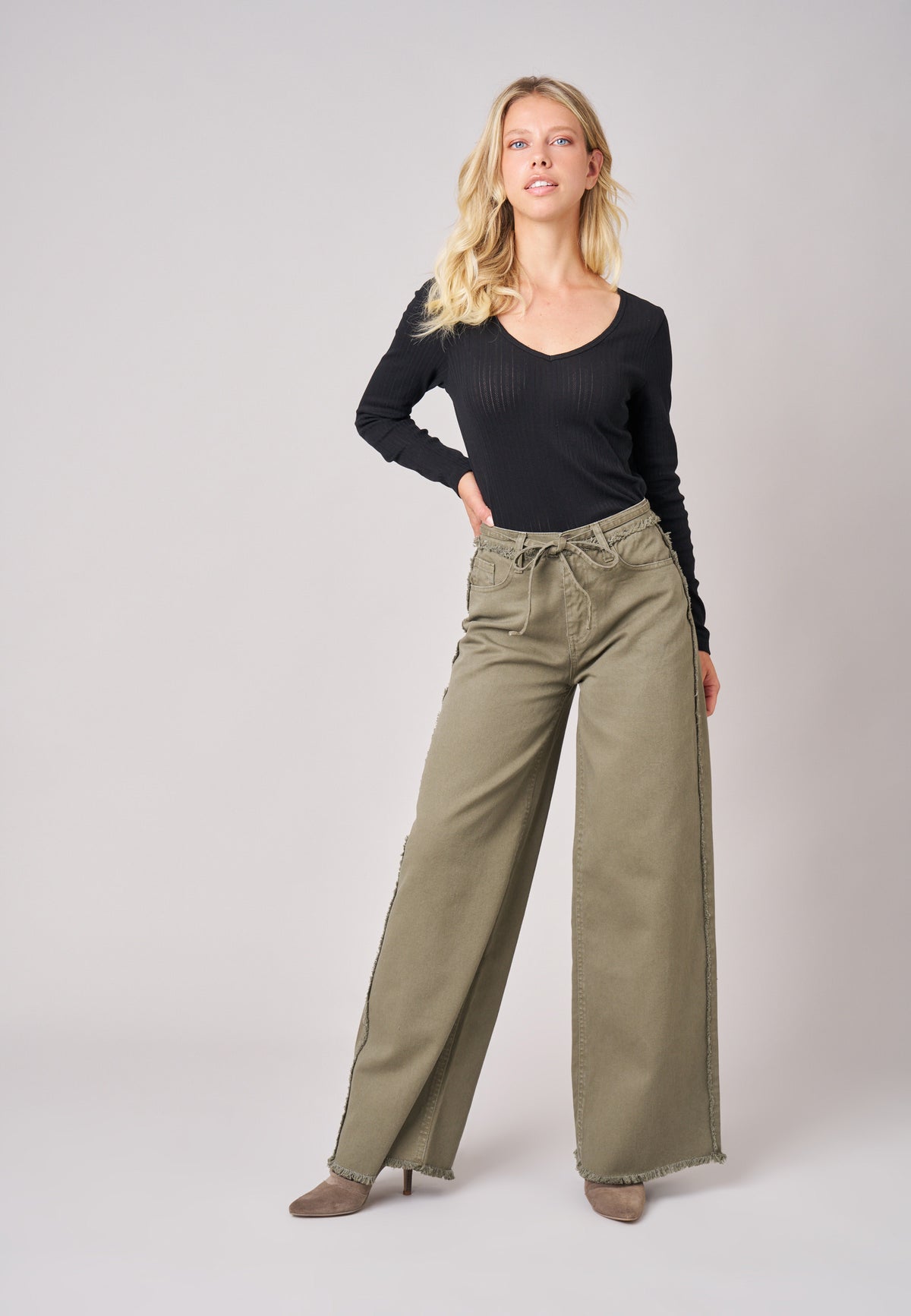 Look porté avec un pantalon kaki du T-shirt noir PAULANA Deeluxe en maille pointelle.
