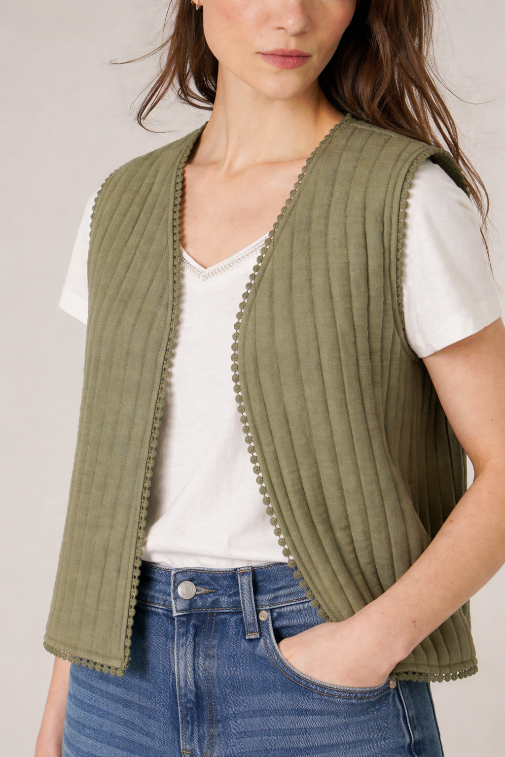 Zoom gilet sans manches kaki texture rembourrage surpiqués et finitions bords ompoms ronds BERTILLE de Deeluxe