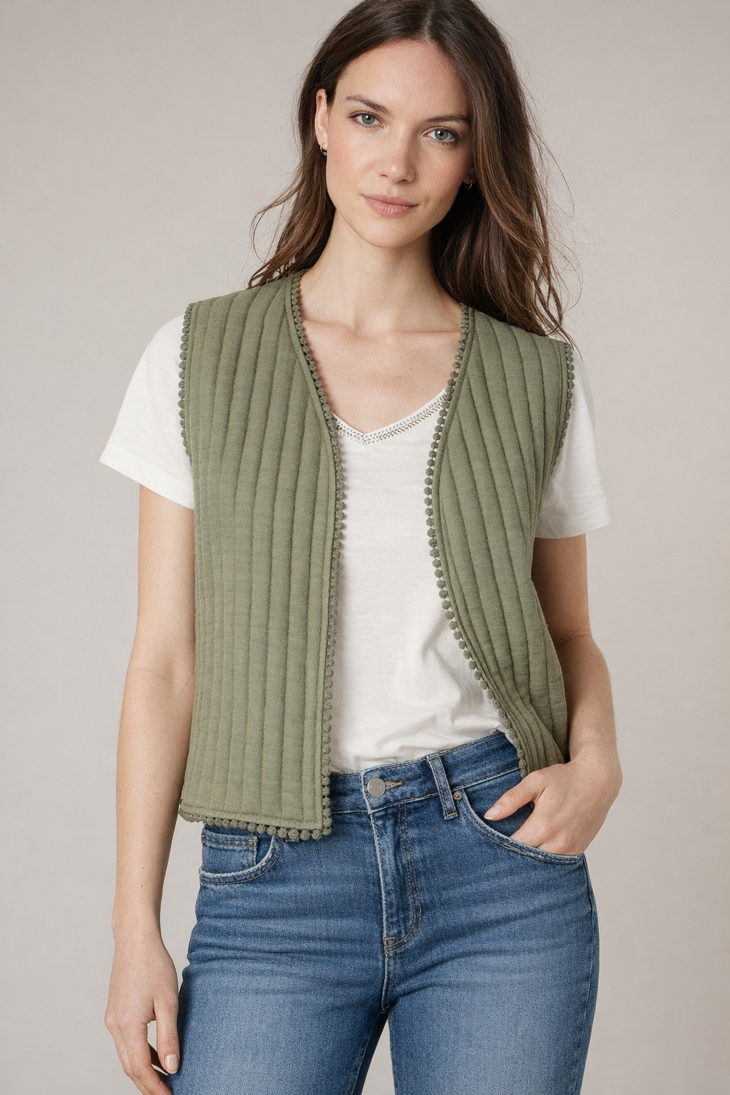 Vue de face de la veste femme sans manches kaki coupe droite texturée BERTILLE de Deeluxe