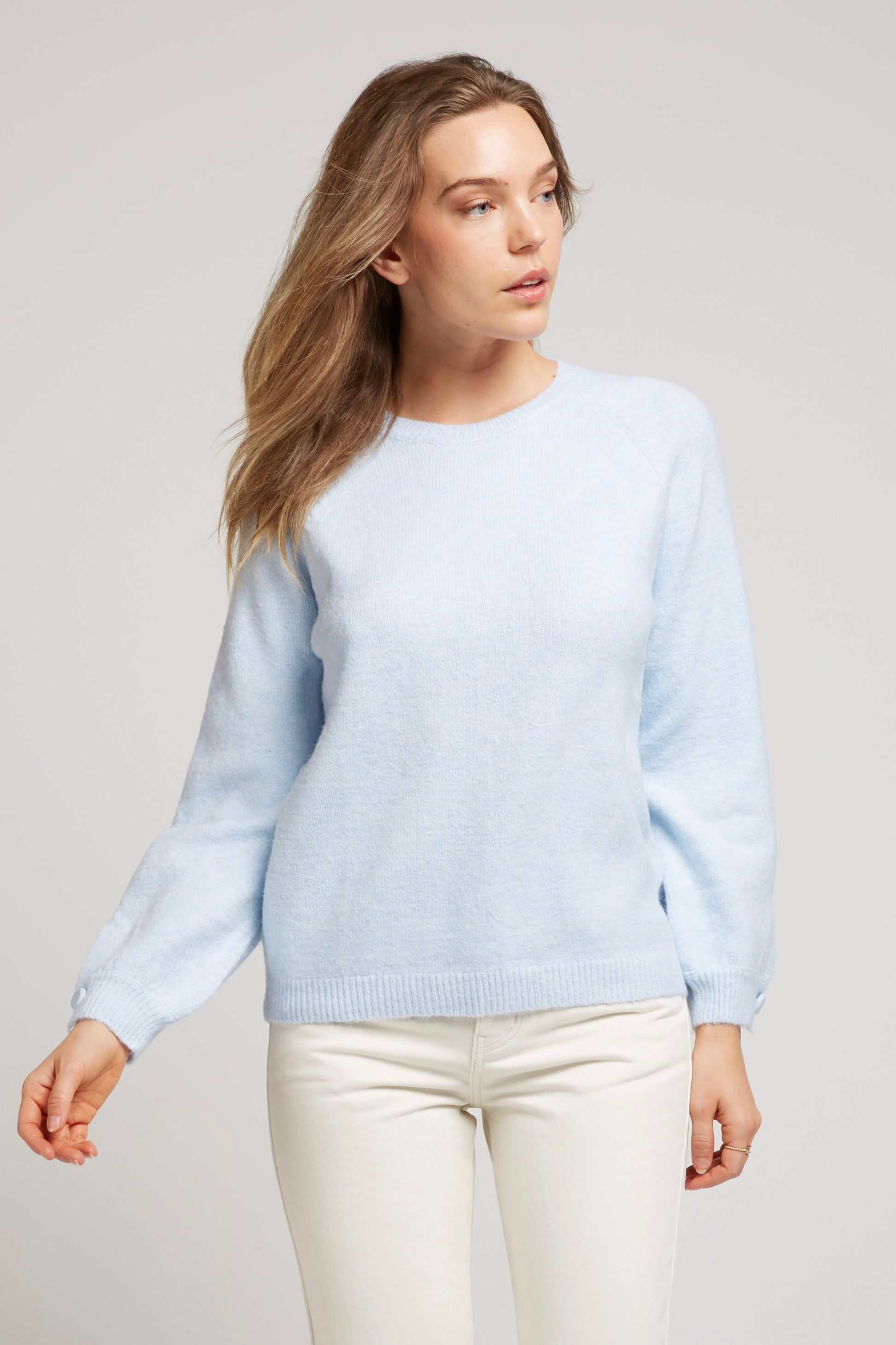 Pull bleu ciel femme PAMELA à col rond, porté seul, matière chaude et douce pour l’hiver de Andy et Lucy