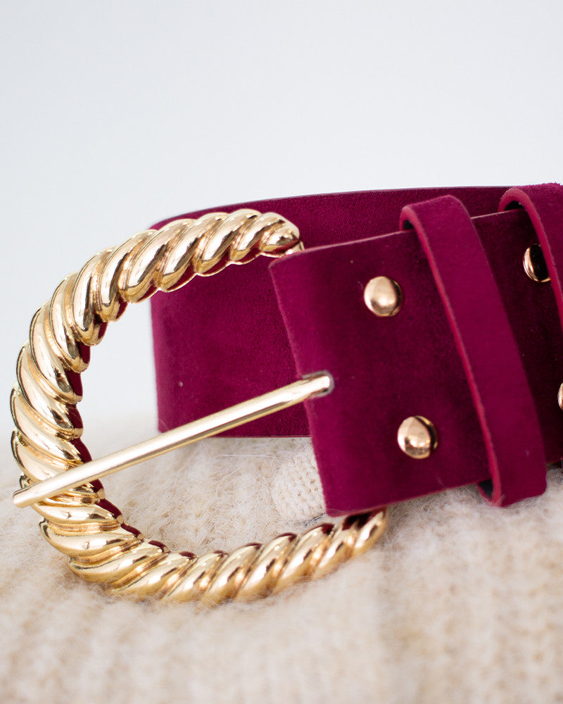 Ceinture large boucle dorée effet suedine coloris burgundi de chez Grace and Mila