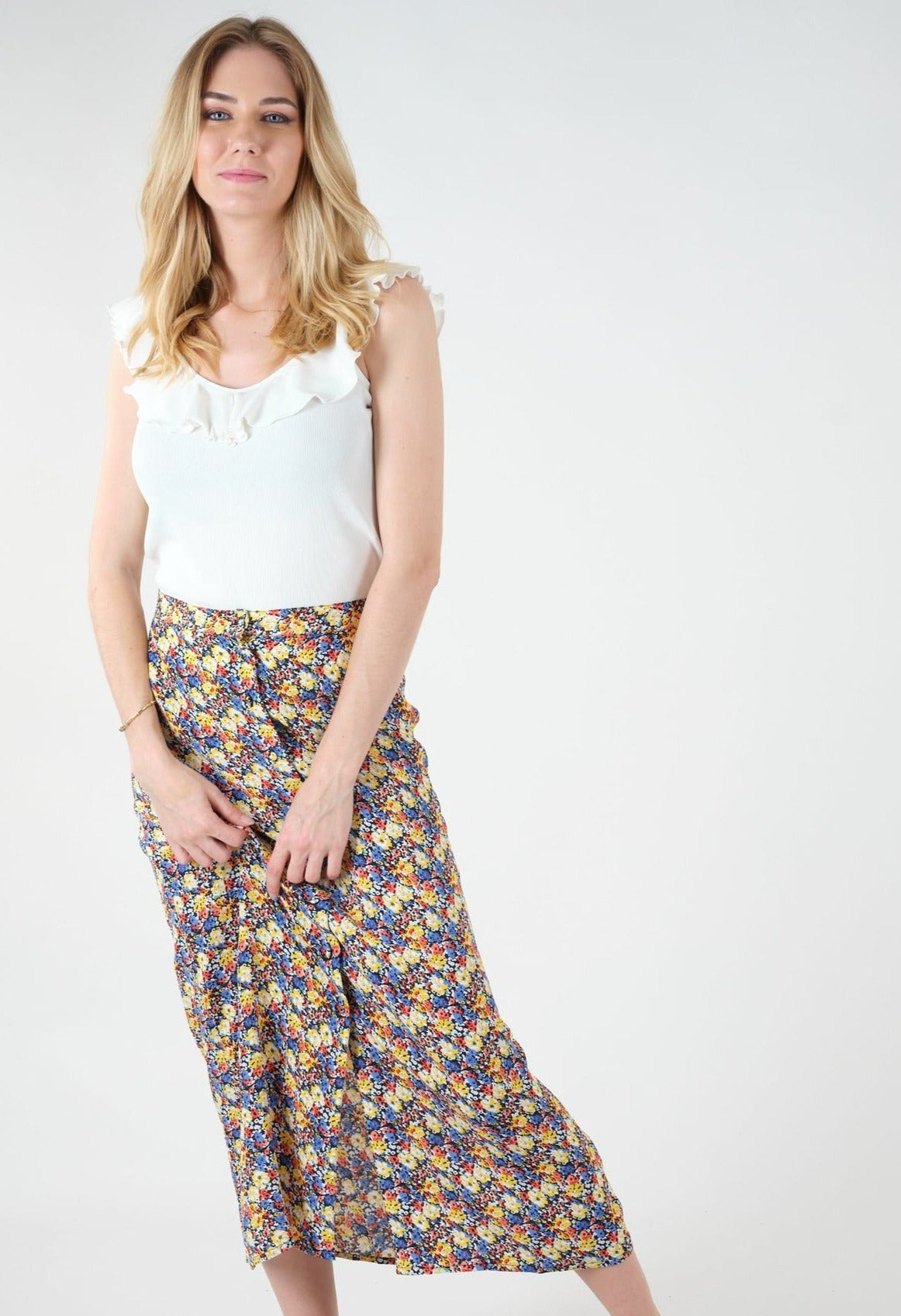 Look porté de la jupe longueur midi imprimé Fleuri Yepa Deeluxe