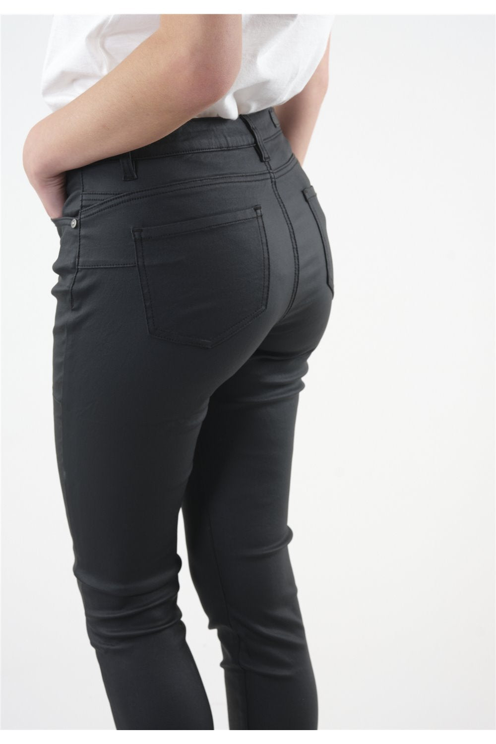 Vue de dos du pantalon 5 poches simili noir Lyzie de Deeluxe