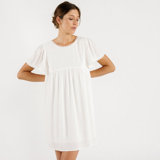 robe courte romantique et fluide blanche artlove laurena vue de face
